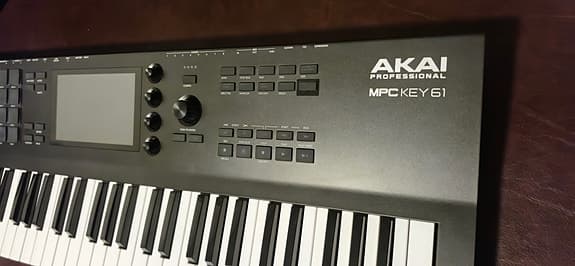 Akai MPC Key 61 keyboard synth svart/rød