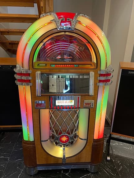 Jukebox Rock Ola bubbler og Tandberg studio monitor selges samlet!