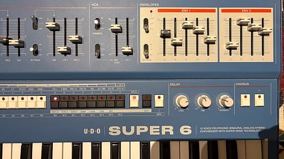 UDO Super 6 synthesizer blå - vurderes solgt