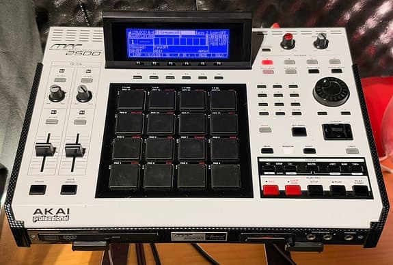 Akai MPC 2500se –JJOS3 / 128MB / 160GB HDD / CD/DVD / Flightcase / Originaleske