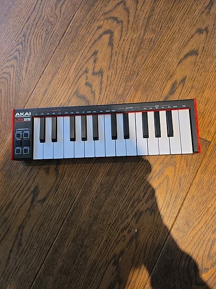 Akai LPK25 MIDI-keyboard svart/hvit