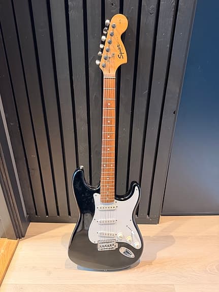 Squier Stratocaster elektrisk gitar svart