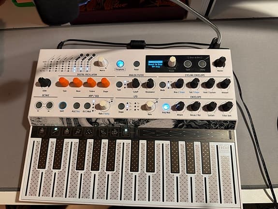 Arturia MicroFreak synthesizer Vocoder edition med decksaver