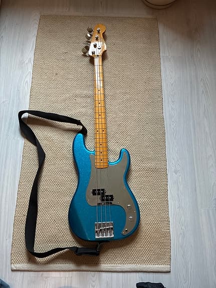 Fender Precision Bass elbass blå