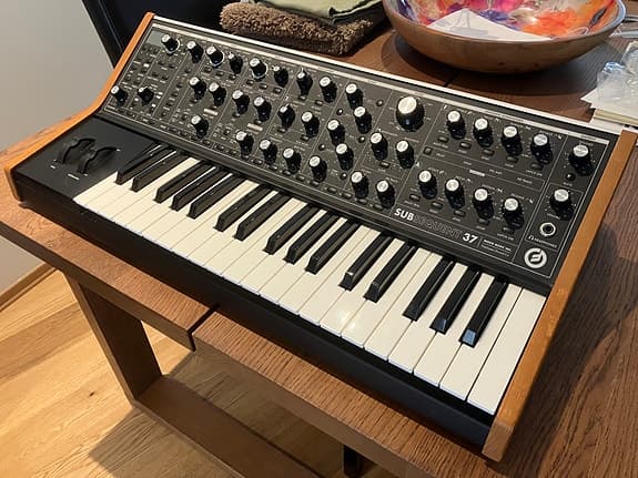 Moog Subsequent 37 selges