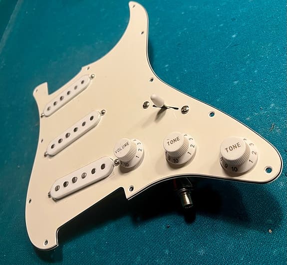 11 hulls Stratocaster prewired pickguard SSS
