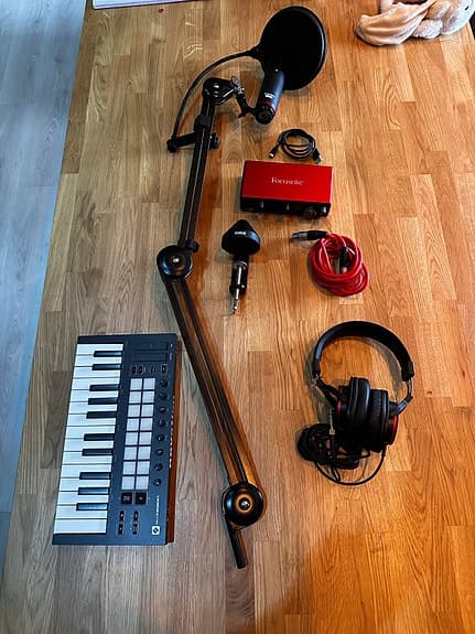 Focusrite lydkort med MIDI-keyboard, mikrofon og hodetelefoner