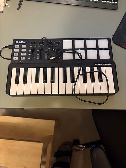 SubZero SZ MiniCommand MIDI keyboard og pad-controller