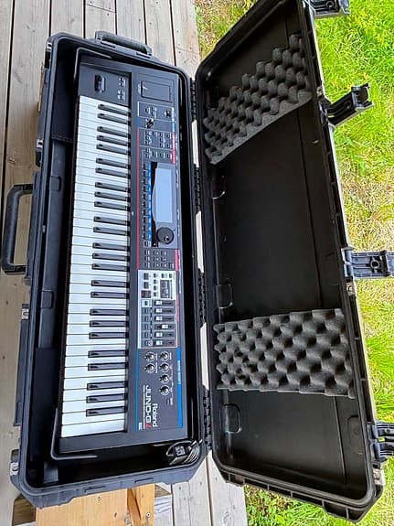 Roland Juno Gi synthesizer med flight