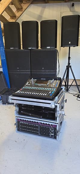 Allen & Heath SQ5 selges med AR2412 og AR84 stagebokser og 50m Cat5 m/Neutrik.
