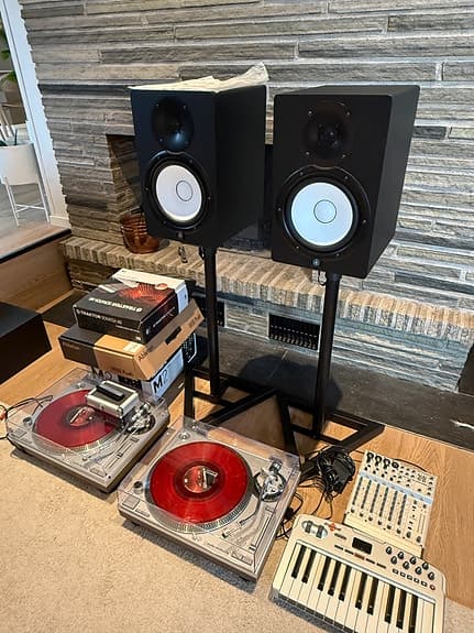 Diverse lydutstyr for DJ eller musikkproduksjon selges