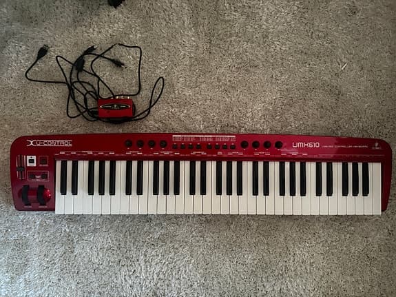 Behringer UMX 610 MIDI Piano Keyboard