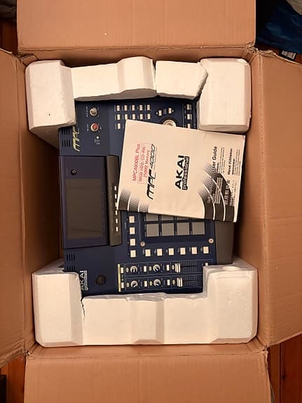Akai MPC 4000 sampler / trommemaskin blå