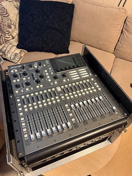 Solid og kompakt live-rigg - Behringer x32, splittere, router, power amp