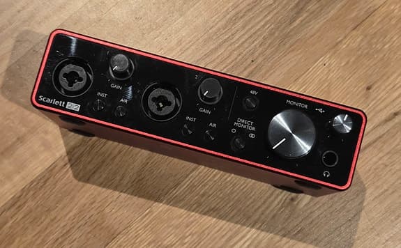 Focusrite Scarlett 2i2 Gen 3 med hylle - USB lydkort audio interface