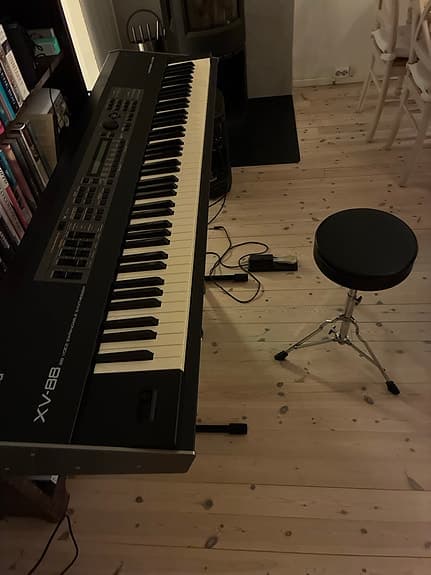 Roland XV-88 digitalpiano / synthesizer 88 tangenter svart