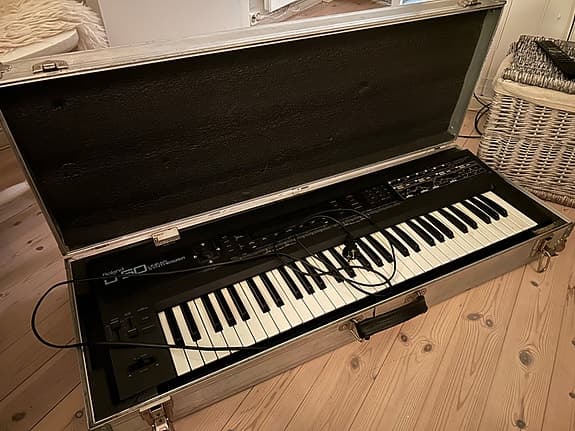 Roland D-50 synthesizer med flightcase