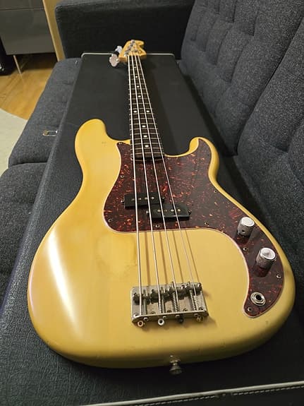 Fender Precision Bass USA 2006 – Tøff vintage look – Kasse medfølger!