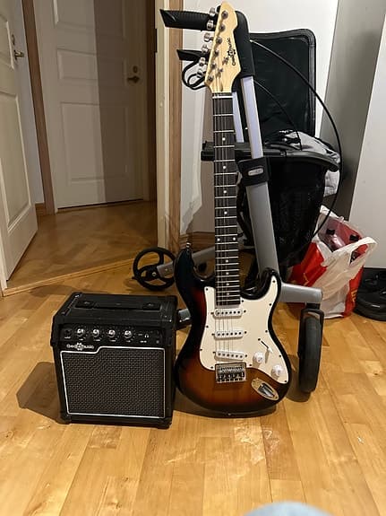 Elektrisk gitar Stratocaster-type med forsterker