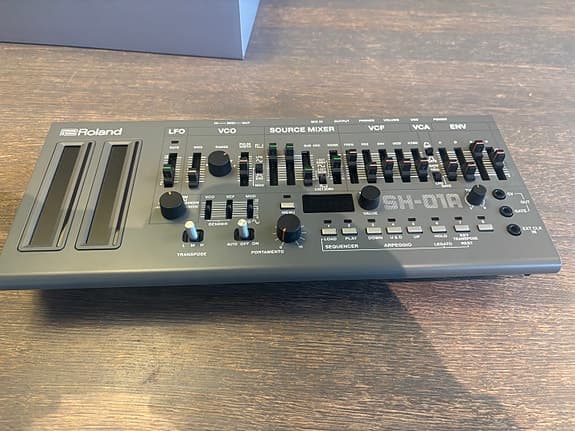 Roland SH-01A synthesizer grå