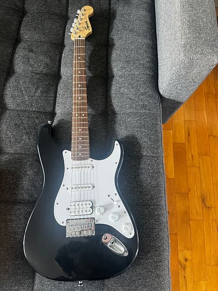 Squier Stratocaster HSS – svart, mye gitar for pengene