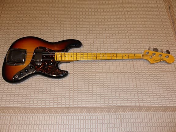 Yli 50-v Fernandes Jazz Bass
