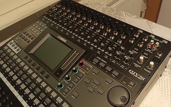 Yamaha 01V96i + Model my8-aeb lisä plugi takana. Tarjouksia saa ehdottaa.