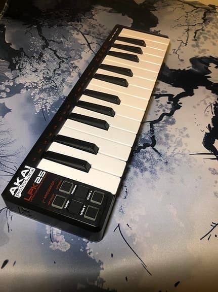 Akai lpk25 mk2 mini midi keyboard
