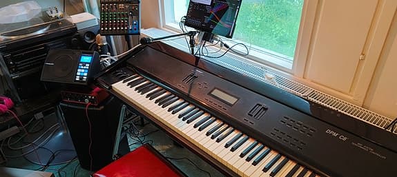 Peavey DPM C8 master keyboard ja kromattu teline