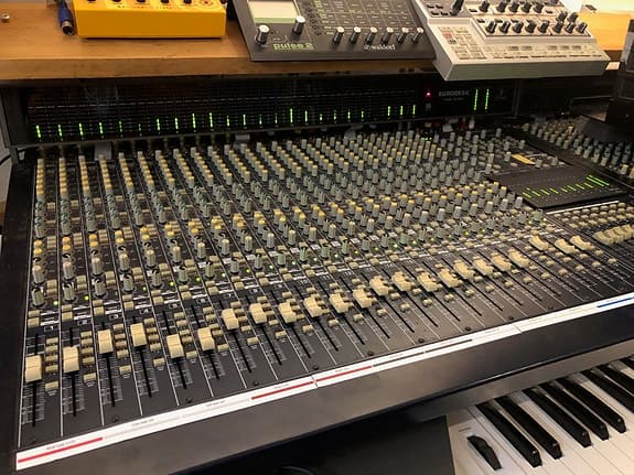 Behringer MX8000A Eurodesk + mittarisilta