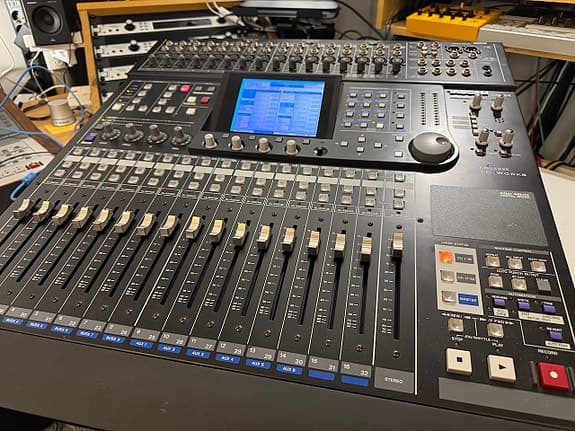 Tascam DM-24 digimikseri + Tascam IF-FW/DM Firewire kortti