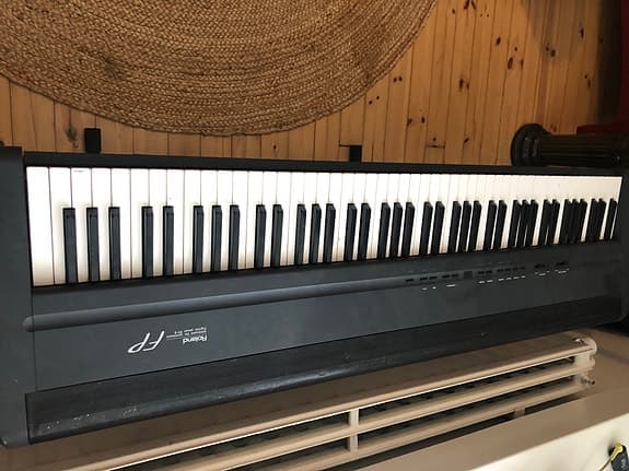 Roland FP-8 88-koskettimen digipiano omilla kaiuttimilla