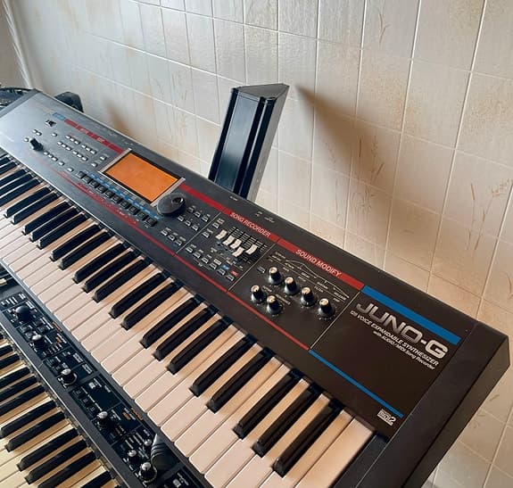 Roland Juno-G + SRX Big Brass Ensemble + Kova Case – Valmis Keikkasetti