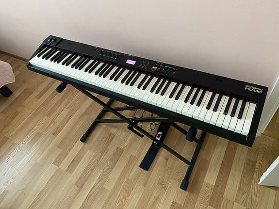 Roland RD-08 -stagepiano + K&M-ständi + sustainpedaali