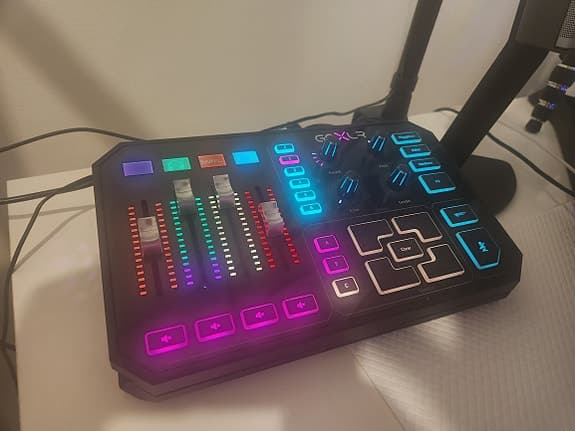 GoXLR (täysikokoinen) XLR-äänikortti striimaukseen ja audiokäyttöön