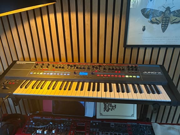 Roland Juno-x syntetisaattori