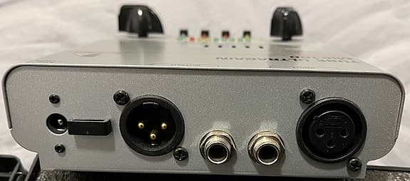 Behringer MIC100 putkivahvistin + ECM8000 mittamikrofoni sekä testilevyt