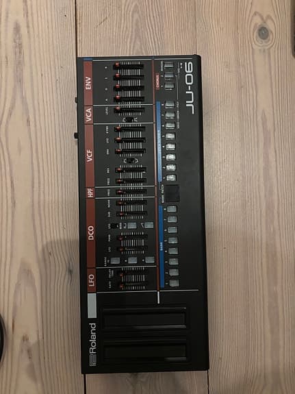 Varattu: Roland JU-06 syntetisaattori