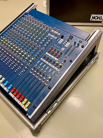 Allen & Heath WZ 14:4:2 + Thon mixercase