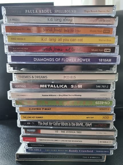 CD -levyjä yhdessä tai erikseen
