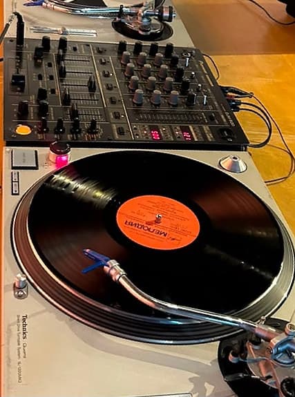 Vuokrataan dJ-laitteet (levysoittimet ja mikseri)