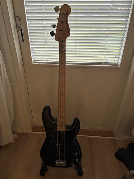 Squier Precision Bass sähköbasso musta