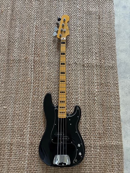 Squier Precision Bass sähköbasso musta