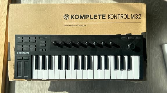 Native Instruments Komplete Kontrol M32 MIDI keyboard controller