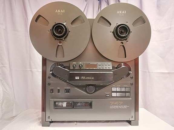 Akai GX-747 Auto-Reverse 6-Head 10,1" kelanauhuri