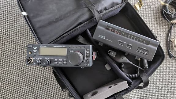 Kenwood radioamatöörilaitteet ja tarvikkeet.