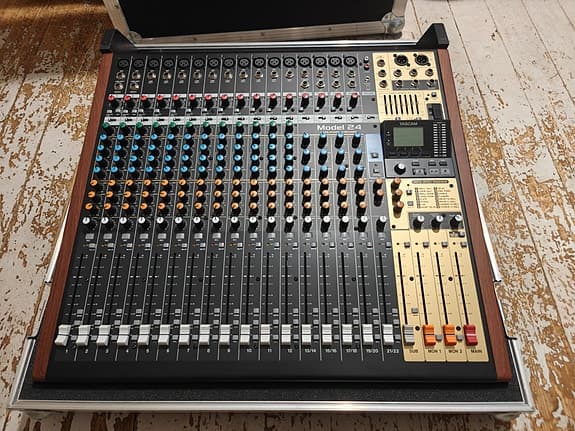 Tascam Model 24 + Thon case