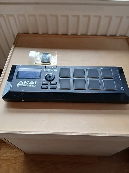 Akai MPX8 MIDI-samplepad musta