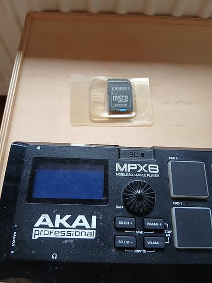 Akai MPX8 MIDI-samplepad musta - image 4