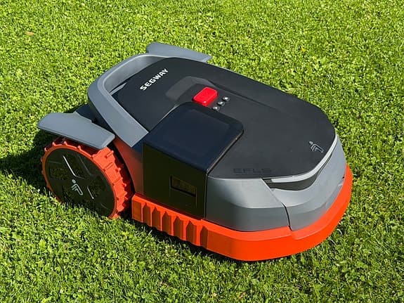 VARATTU Segway Navimow X315 robottileikkuri + alkuperäinen Navimow Garage -katos